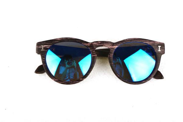 产品供应 > 2016时尚双色太阳镜欧美风防紫外线墨镜pc竹木眼镜工厂